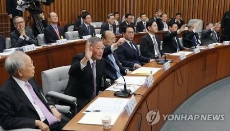 Líderes de mayores corporaciones surcoreanas interrogados por escándalo presidencial