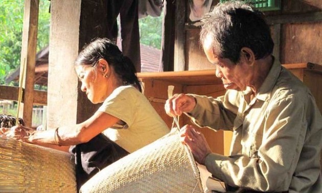 Oficios artesanales de la etnia Kho Mu