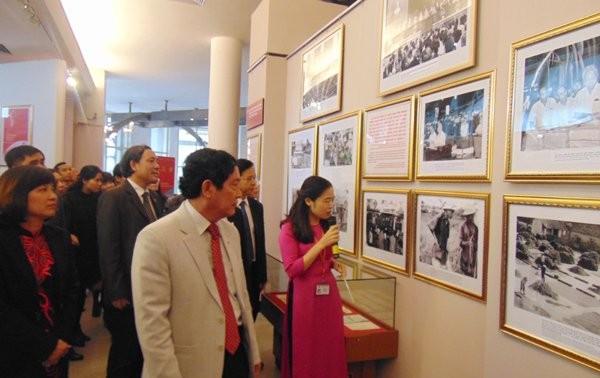 Presentan colección de fotos en honor al Partido Comunista y el desarrollo de Vietnam 
