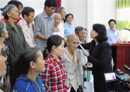 Vicepresidenta vietnamita visita zonas afectadas por inundaciones 