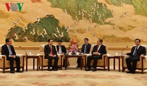 Organizaciones de masas de Vietnam y China afianzan cooperación