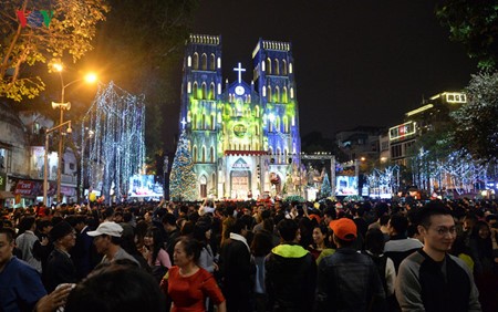 Ambiente navideño en grandes ciudades de Vietnam