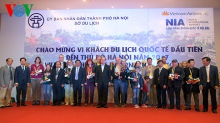 Hanoi y Ciudad Ho Chi Minh reciben a primeros visitantes de 2017 
