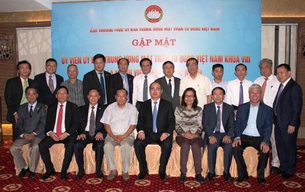 Presidente del Frente de la Patria de Vietnam se reúne con miembros en ultramar