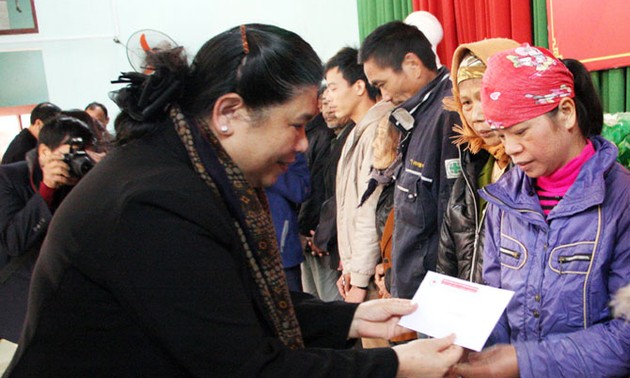 Vicepresidenta del Parlamento de Vietnam visita personas necesitadas en Bac Giang 