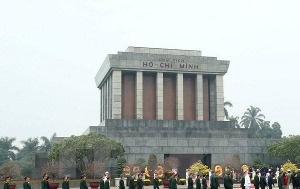 Rinden homenaje a Ho Chi Minh con motivo de aniversario del Partido Comunista de Vietnam