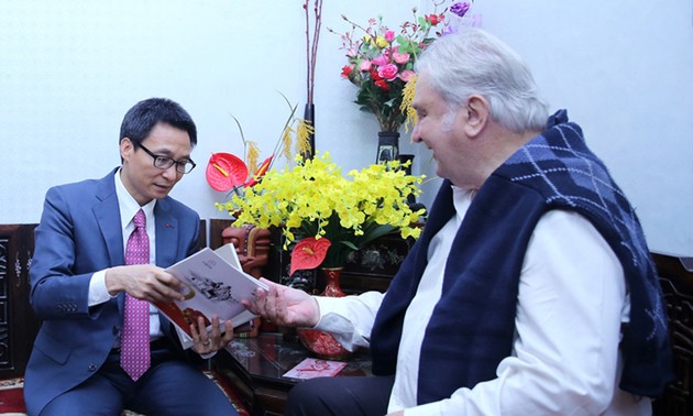 Vicepremier vietnamita visita a prestigiosos artistas, escritores y científicos