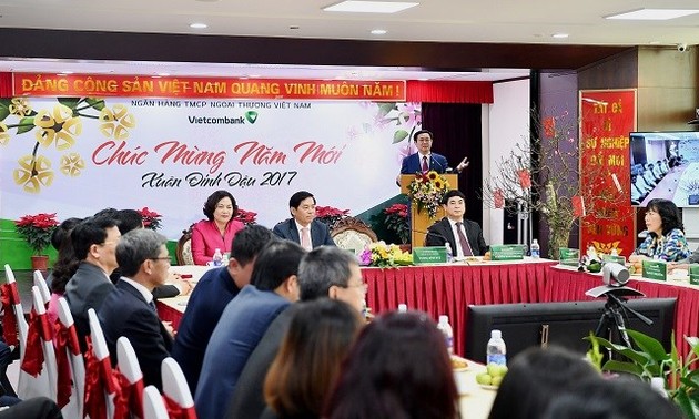 Vicepremier vietnamita visita el Banco de Comercio Exterior Vietcombank