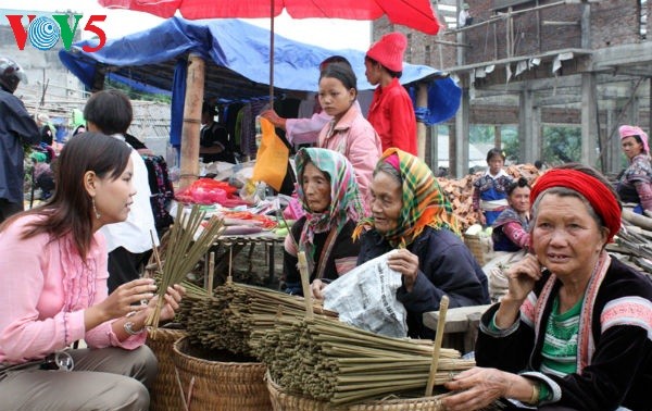 Alegre mercado Dao San en Lai Chau