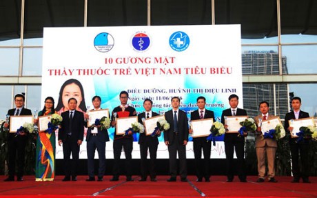 Honran a los 10 jóvenes médicos más sobresalientes de Vietnam en 2016