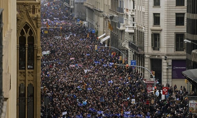 Manifestación masiva a favor de refugiados en Barcelona