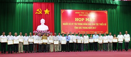 Honran a personas prestigiosas y dignatarios religiosos de localidades vietnamitas