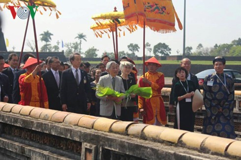 Prosiguen soberanos japoneses su visita en la ciudad centro vietnamita de Hue