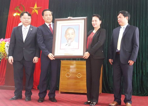 Presidenta del Parlamento vietnamita continúa visita de trabajo en norteña provincia