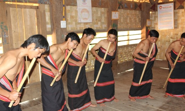 Dinh Tut, original instrumento musical de la etnia Gie Trieng