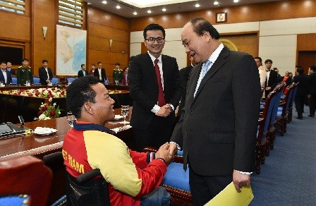 Premier vietnamita se reúne con jóvenes destacados del país