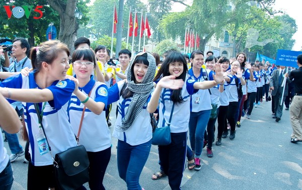 Realizan en Hanoi caminata en saludo al programa “Hora del Planeta” 