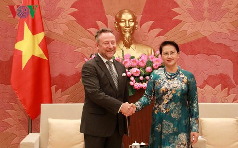 Presidenta del Parlamento vietnamita recibe a embajadores foráneos