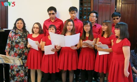 El coro Hy Vong ilumina los sueños de personas ciegas
