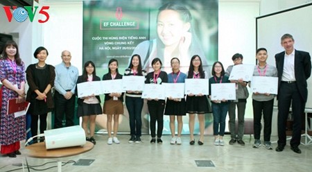 Premian a jóvenes vietnamitas en concurso de oratoria en inglés