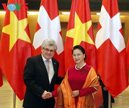 Comparten Vietnam y Suiza experiencias en construcción parlamentaria
