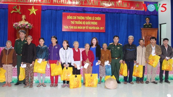 Vietnam moviliza recursos en beneficio de familias con méritos revolucionarios