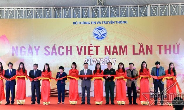 Celebran en Hanoi el Día del Libro de Vietnam