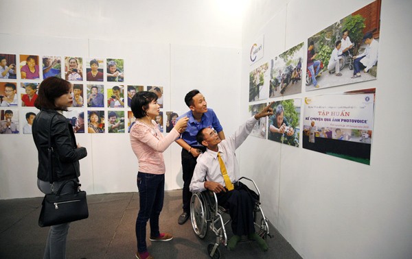 Esfuerzos de superación de discapacitados resaltan en exposición en Hanoi