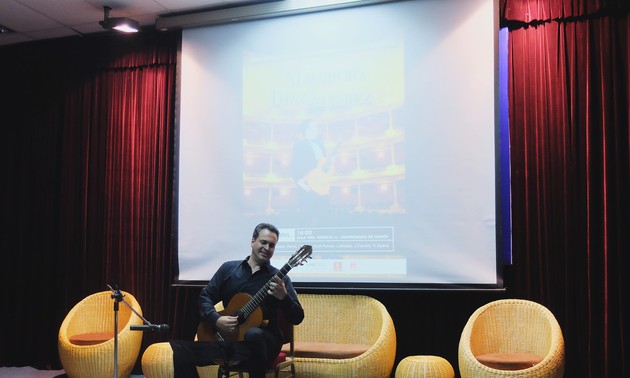 Guitarrista mexicano actúa en la Semana Cultural de los países hispanohablantes en Hanoi