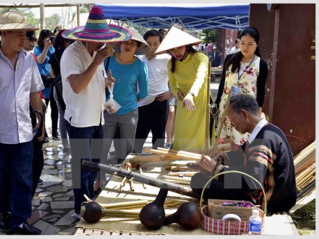 Abierto espacio cultural multicolor de las etnias vietnamitas 