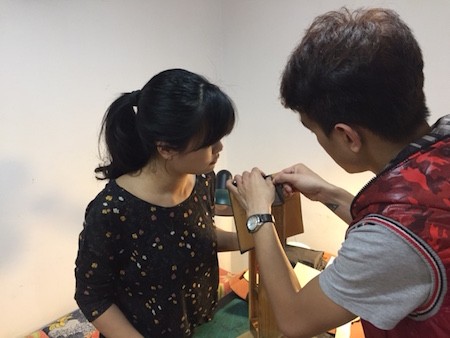 Fábrica de productos de cuero para los jóvenes de Hanoi  