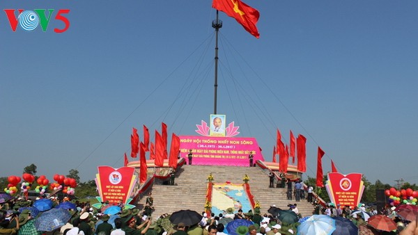 Izan la bandera de la Reunificación nacional en la otrora línea demarcadora del norte y sur de Vietn