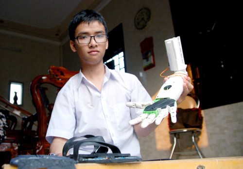Brazo robótico, un invento de alto valor humanitario del estudiante Pham Huy
