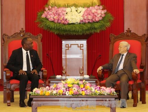 Altos dirigentes vietnamitas realizan encuentros con el presidente del Senado haitiano