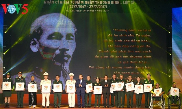 Honran a las 700 personas más destacadas con méritos revolucionarios de Vietnam