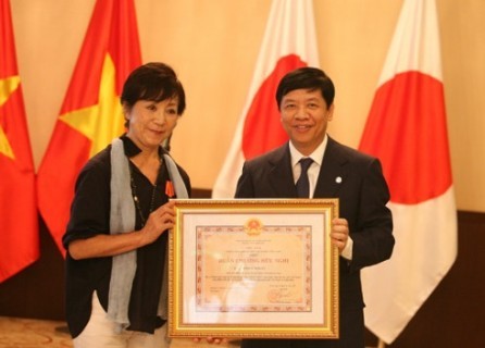 Otorgan la Orden de la Amistad de Vietnam a una directora de cine japonés