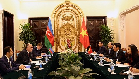 El diálogo entre los cancilleres de Vietnam y Azerbaiján se centra en las relaciones binacionales