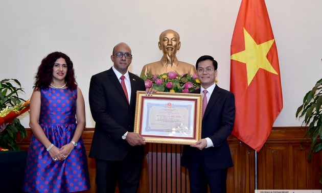   Embajador cubano en Vietnam condecorado con la Orden de Amistad