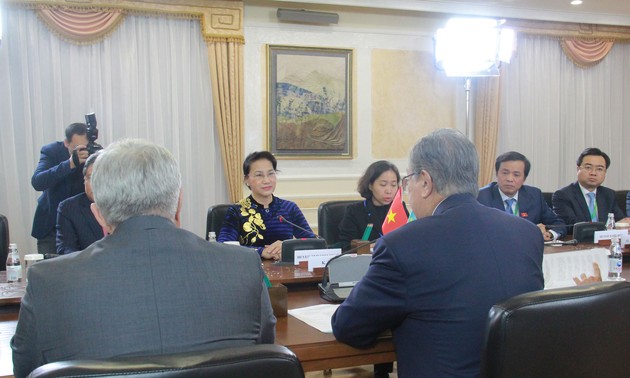 La presidenta del Parlamento vietnamita dialoga con el titular de la Cámara Baja de Kazajistán