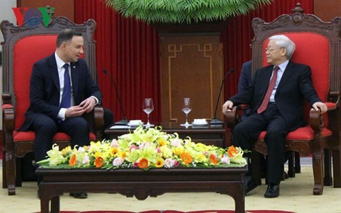 Dirigentes vietnamitas reciben al presidente polaco
