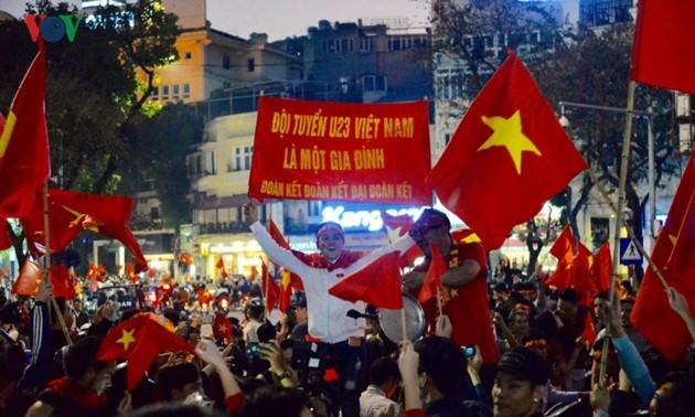 Fanáticos del fútbol vietnamita felices por victoria de selección nacional sub23