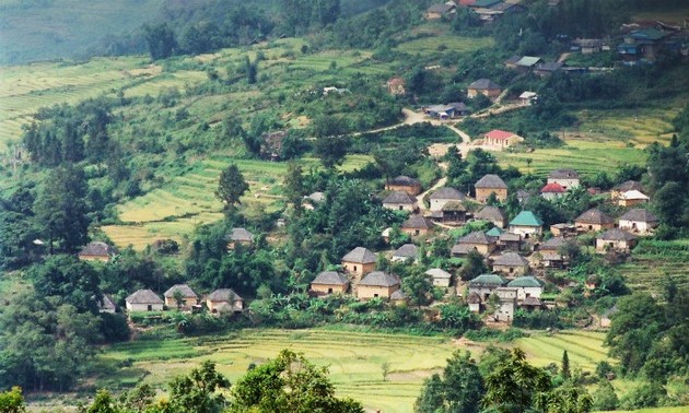 Las singulares casas de tierra del grupo étnico Ha Nhi Den en Lao Cai