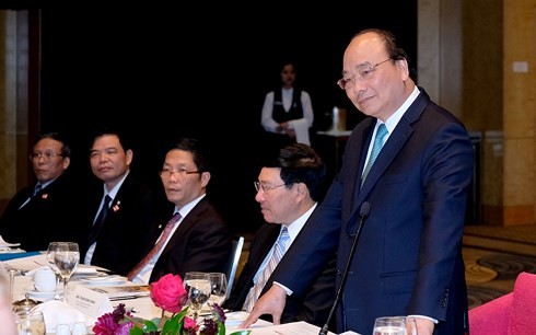 Premier Nguyen Xuan Phuc se reúne con empresarios de Vietnam y Australia