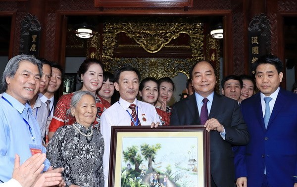 Primer ministro vietnamita visita famosa aldea ceramista de Bat Trang