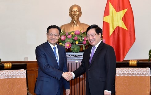 Vietnam extiende la alfombra roja a las compañías chinas, dice el canciller Pham Binh Minh
