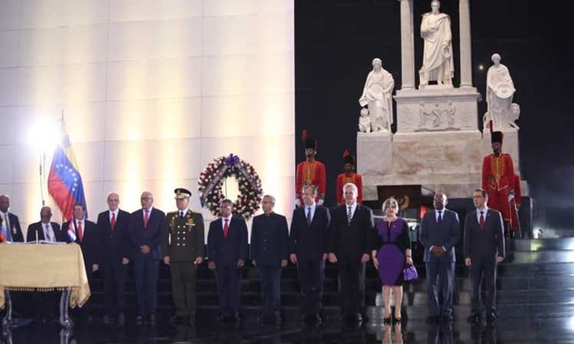 Presidente cubano rinde honores a Simón Bolívar en su visita a Venezuela