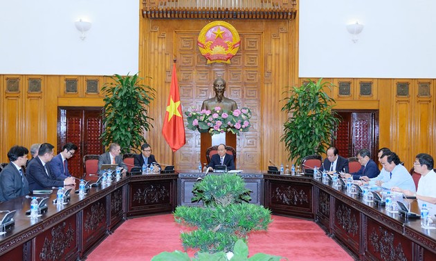 Primer ministro vietnamita se reúne con inversionistas interesados en planta eléctrica en Bac Lieu