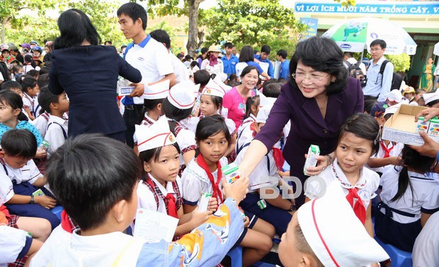 Vicepresidenta vietnamita visita a familias en situación difícil en Binh Dinh