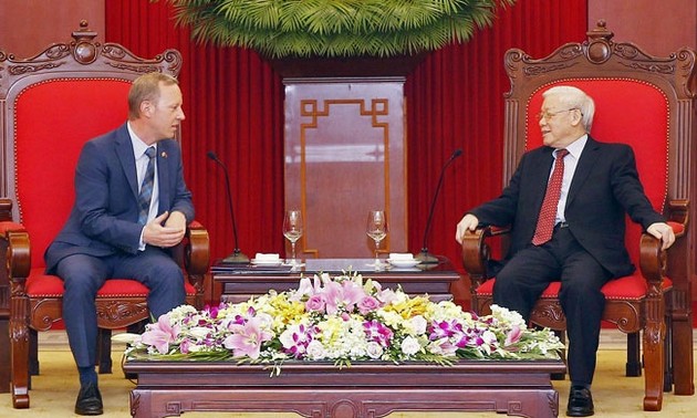 Líder político vietnamita recibe al nuevo embajador del Reino Unido