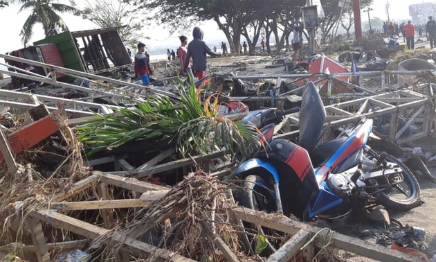 Terremoto y tsunami causan casi 400 muertos en Indonesia